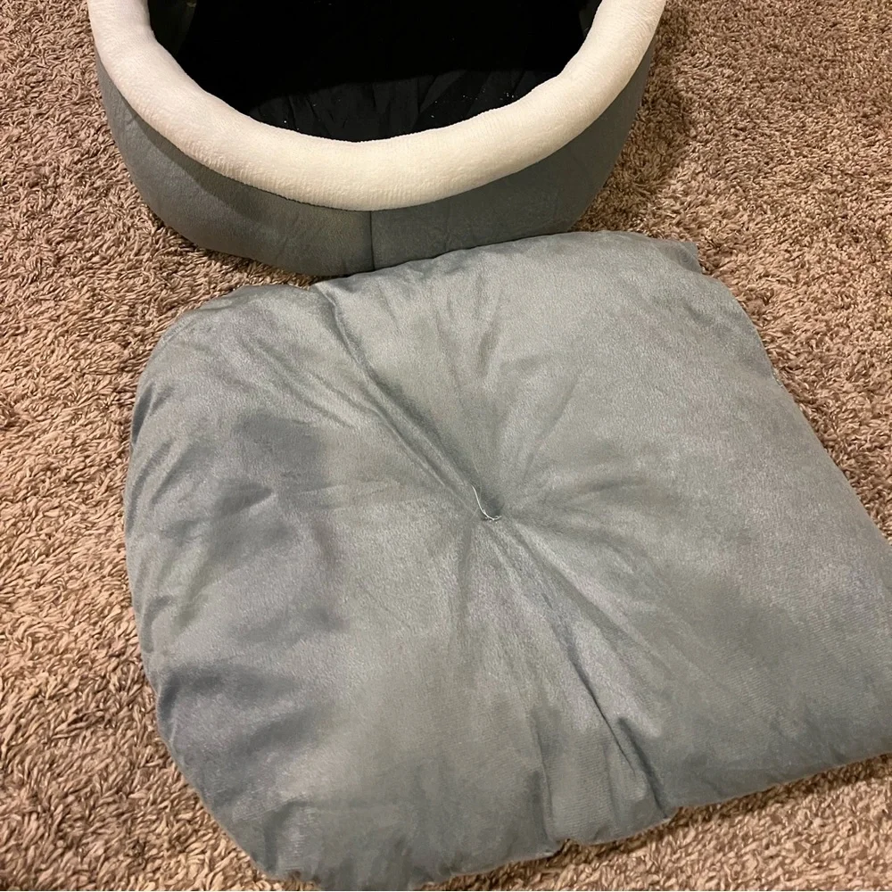 Cat bed. Not used, but no tags.